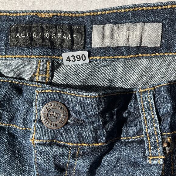 Aeropostale Women Shorts Size 8 Blue Denim Distressed Button 3" Inseam - Picture 2 of 10